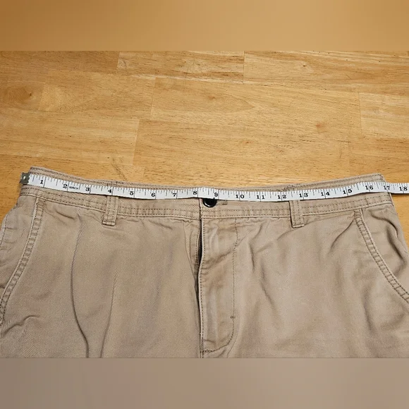 IZOD Men's Khaki Cargo Shorts, Size 32 - Picture 8 of 8
